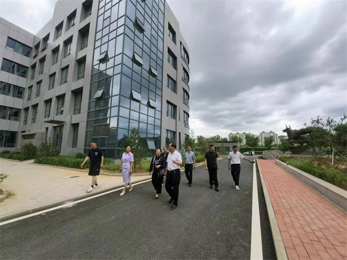 重慶市武隆區(qū)經(jīng)信委、鄉(xiāng)村振興局、環(huán)保局及鴨江鎮(zhèn)、平橋鎮(zhèn)、長壩鎮(zhèn)等有關(guān)部門領(lǐng)導(dǎo)蒞臨勁牛集團(tuán)考察指導(dǎo)。